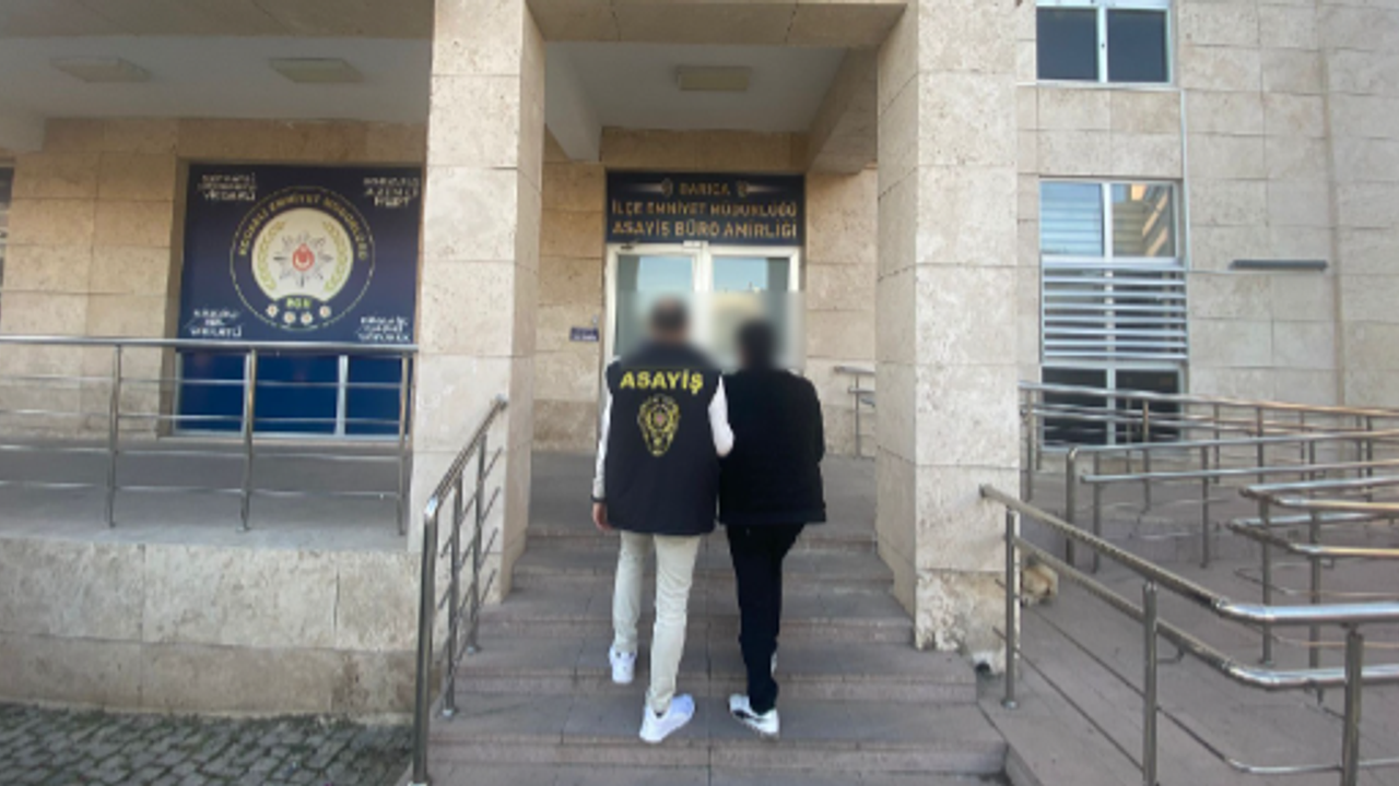 Kocaeli Emniyeti, Aranan Şüpheliyi Yakalayarak Adliyeye Sevk Etti