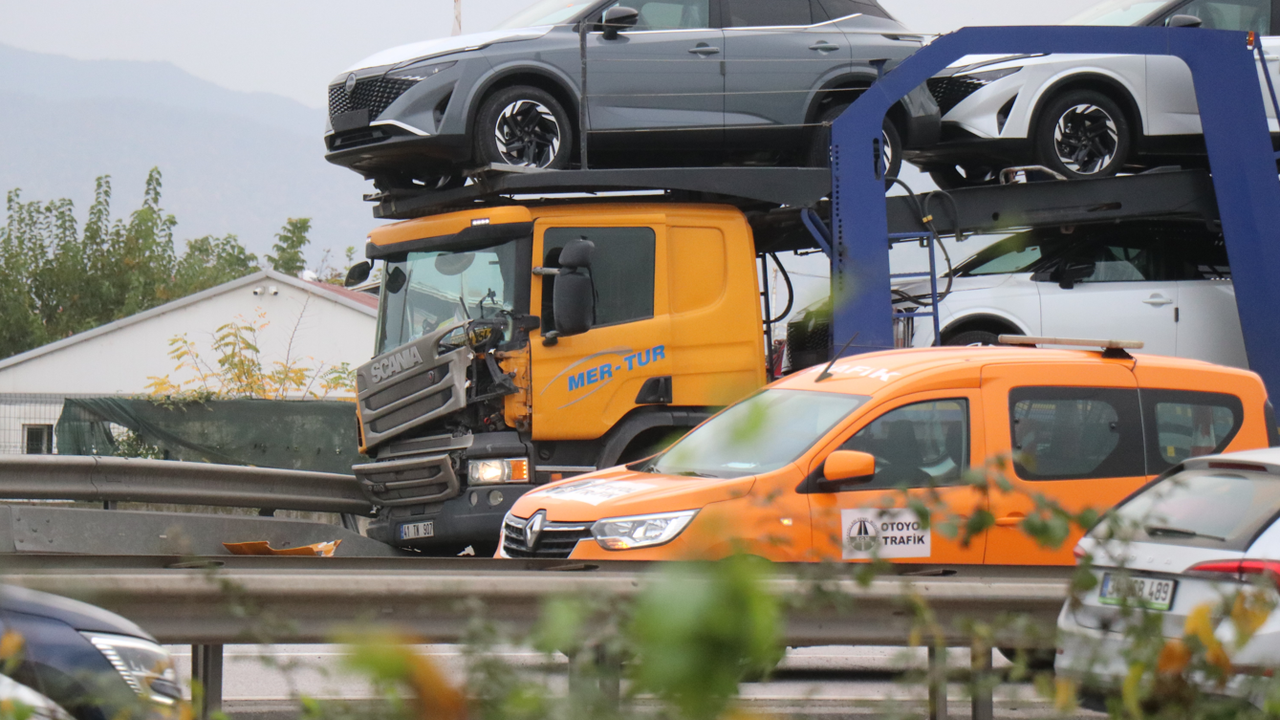 Tır ile Çarpışan Nakliyat Kamyoneti Devrildi: Trafik Kilitlendi