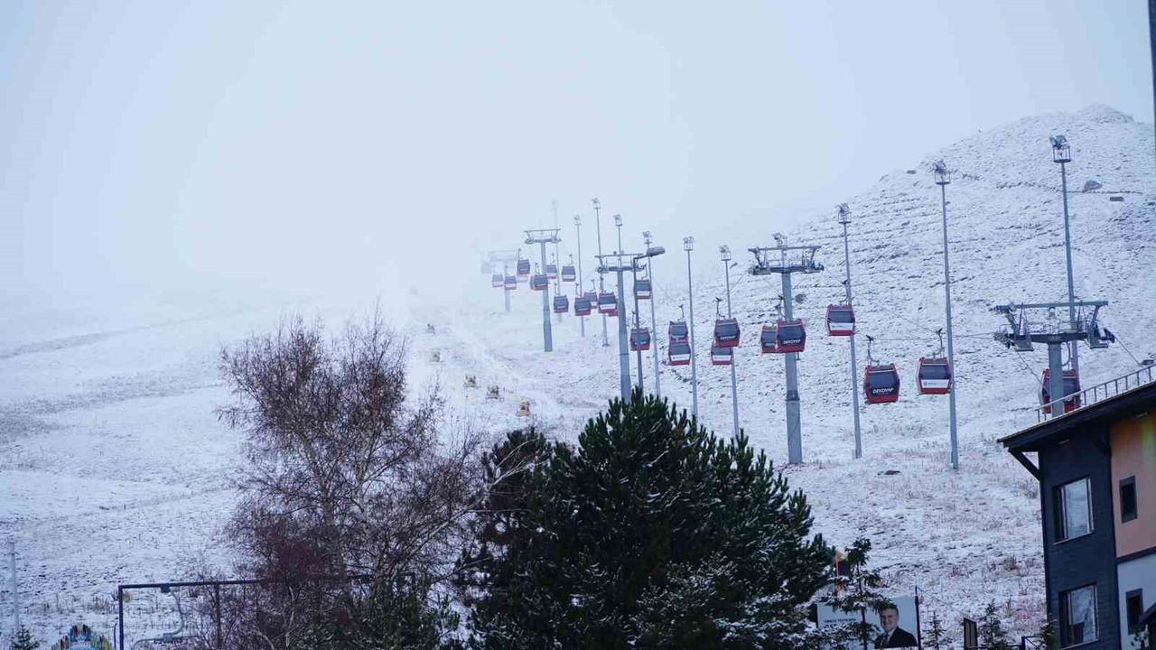 Erciyes’te sezonun ilk karı: Dağ beyaza büründü, turizmciler umutlu