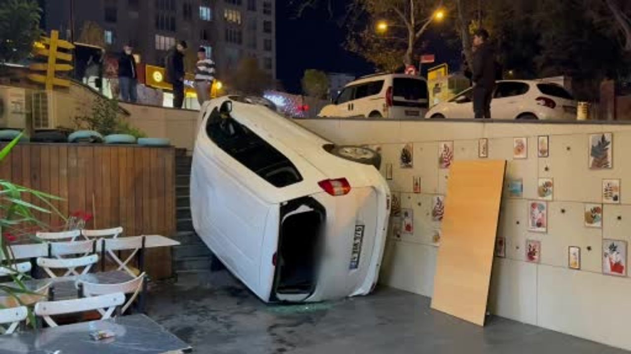 El Freni Çekilmeyen Araç Kafe Bahçesine Devrildi