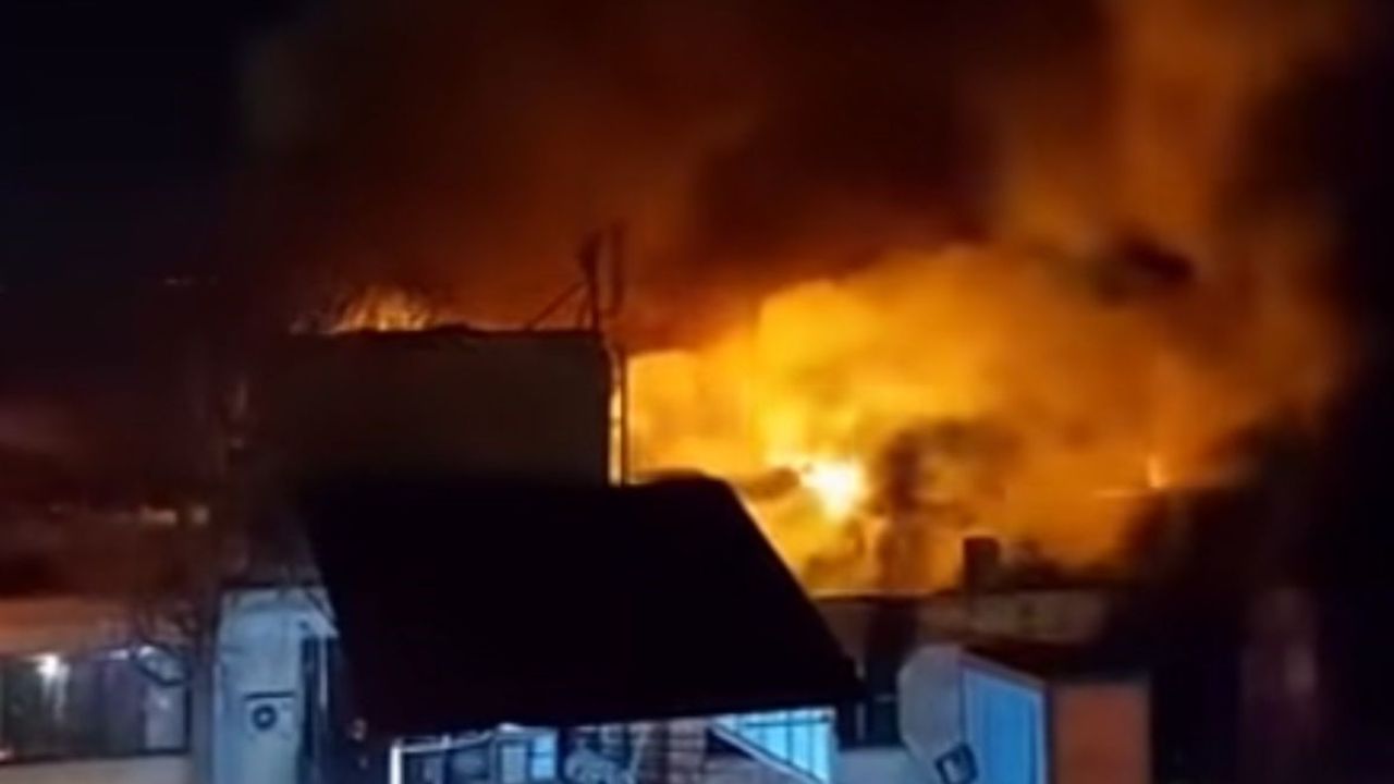 Denizli’de eski fabrika alanında yangın paniği: 6 işyeri kullanılamaz hale geldi