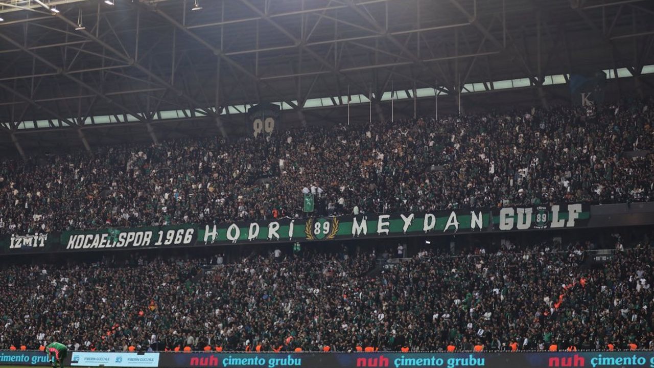 Kocaelispor Taraftarı Şov Yaptı, Galatasaraylılar Sessizce İzledi