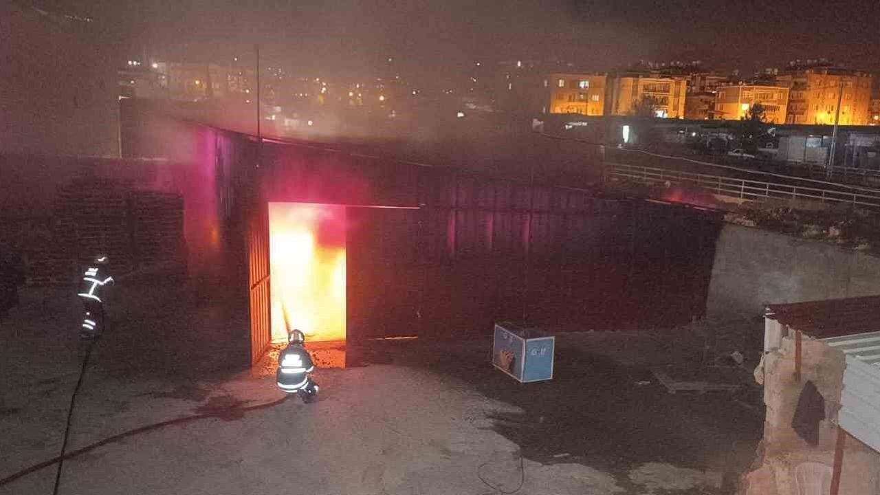 Hatay’da Dondurma Bayisinin Deposu Alevlere Teslim Oldu