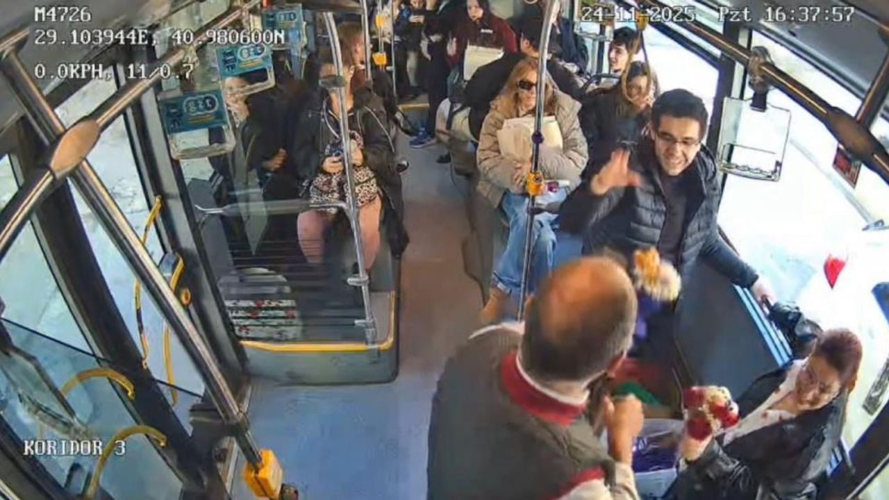 Herkesi gülümseten hareket: İETT şoföründen yolda karşılaştığı öğretmenlere çiçekli sürpriz