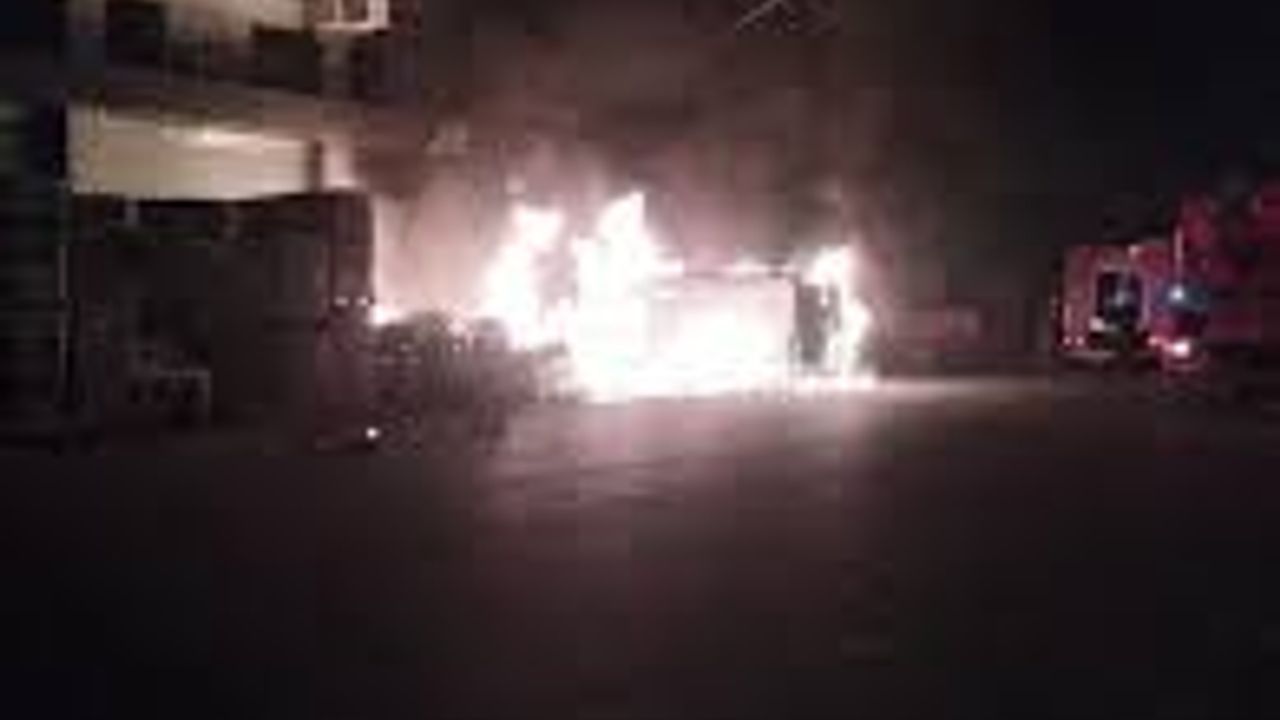 Başakşehir'de minibüs alev alev yandı