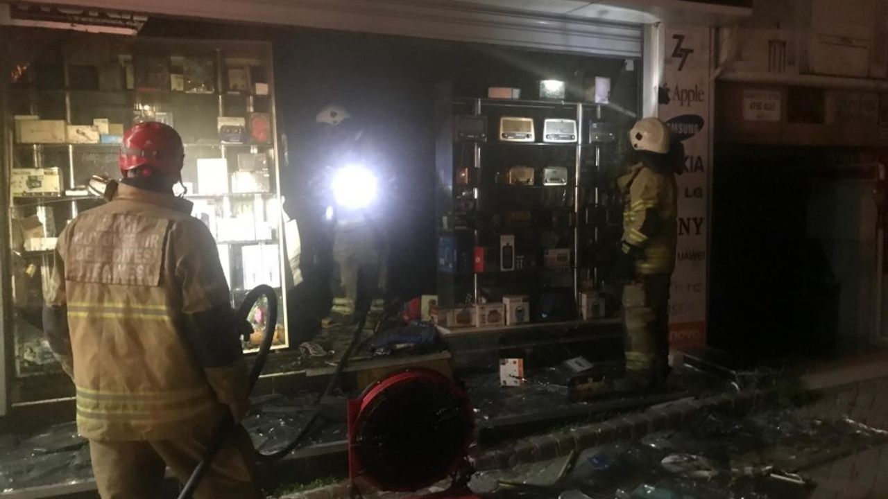 Aliağa’da cep telefonu mağazasında gece yangını: Maddi hasar meydana geldi