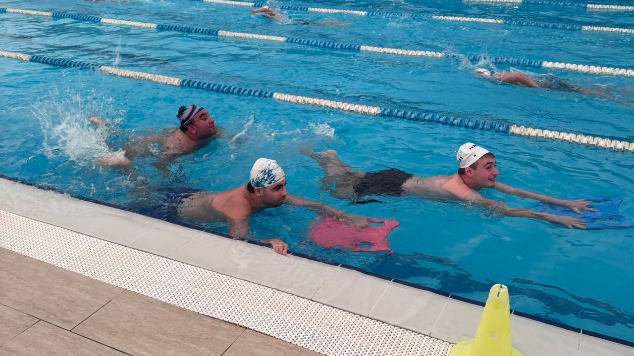 İzmit Belediyesinden Örnek Proje: “Engelsiz Kulaçlar” ile Özel Bireyler Yüzme Öğreniyor