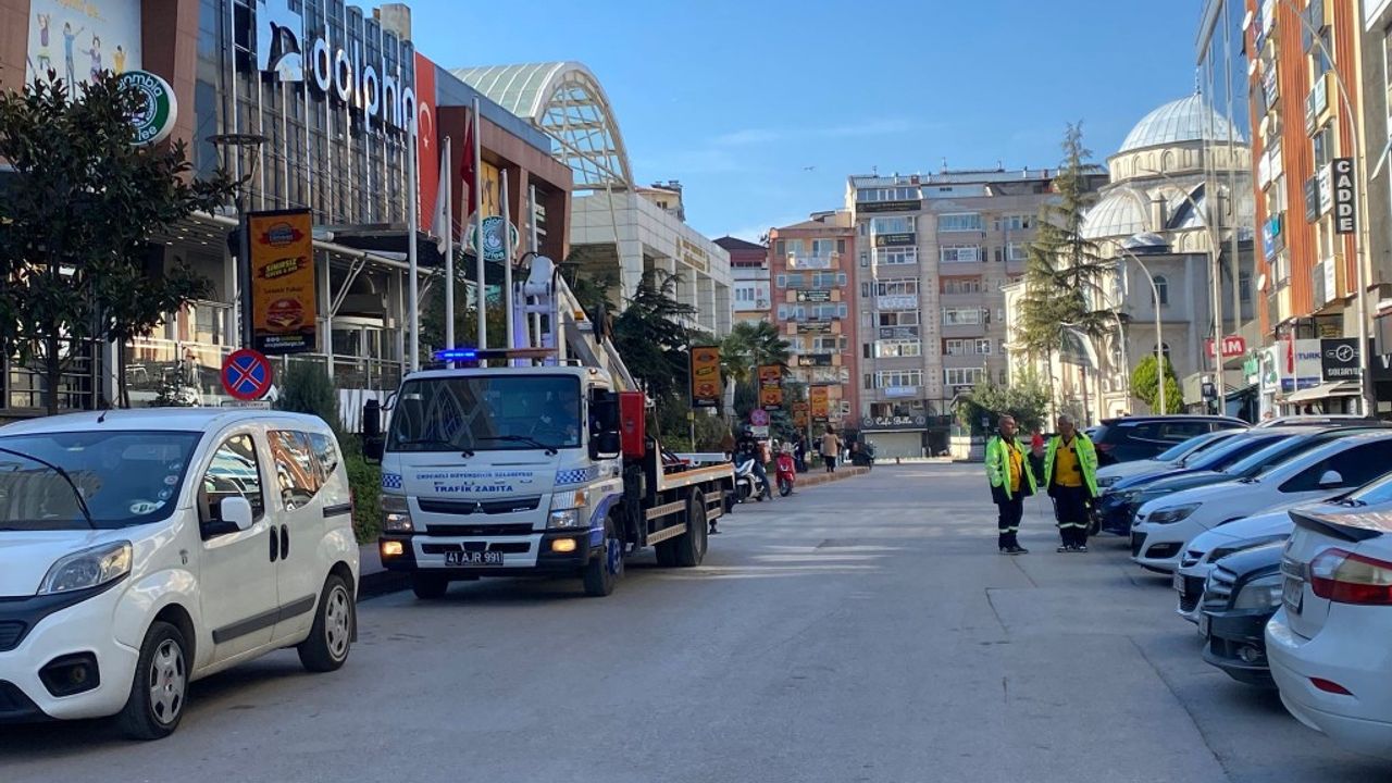 İzmit’te Kuralsız Park Eden Araçlara Geçit Yok!