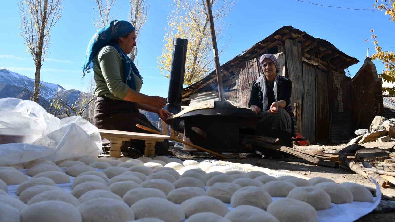 Kışa özel imece geleneği: Şırnaklı kadınlar yüzlerce ekmeği birlikte pişiriyor