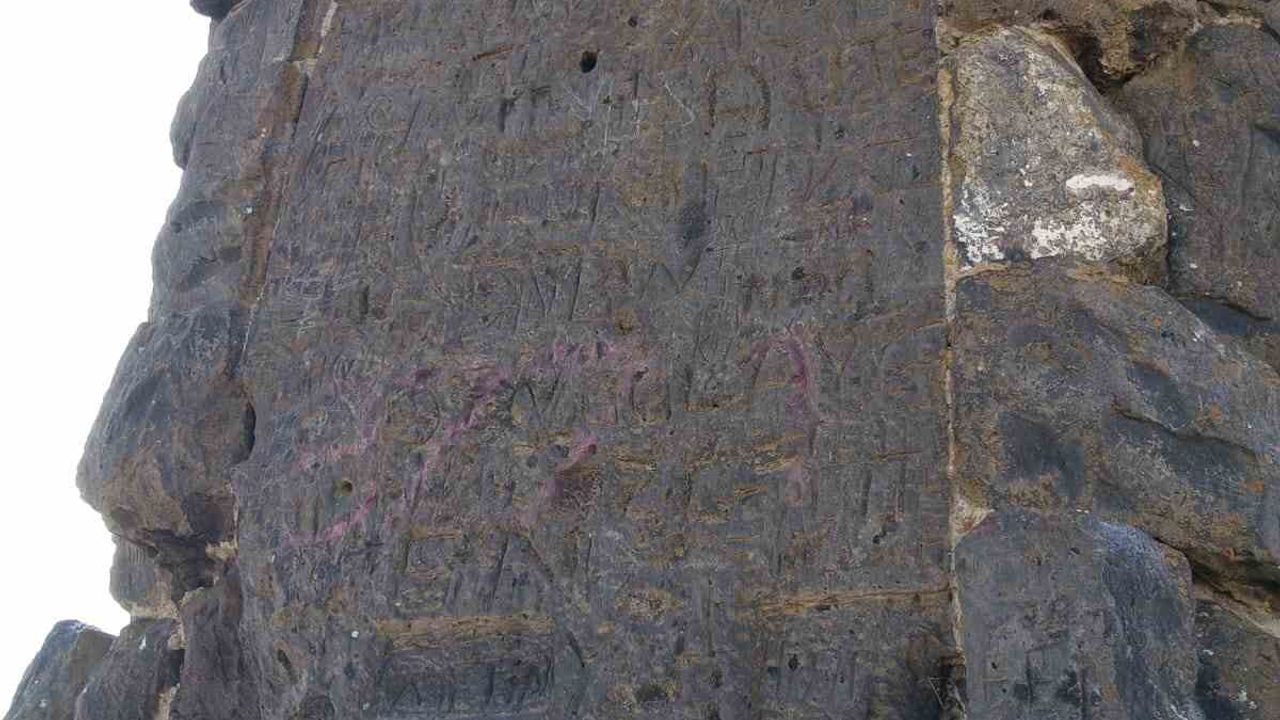 Kars’ta gizemli yapı merak uyandırıyor: Kitabedeki yazılar hâlâ çözülemedi