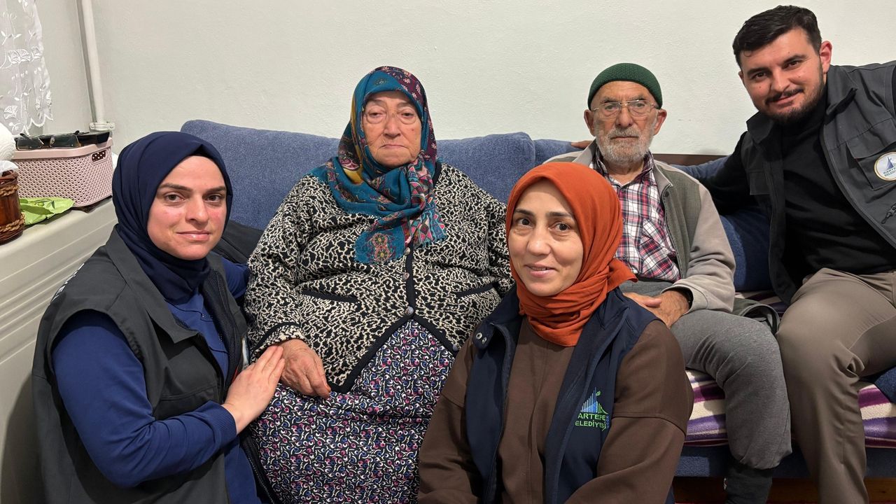 Kartepe’de yüreğe dokunan hizmet: Alo Evlat ekibi kapı kapı moral dağıtıyor