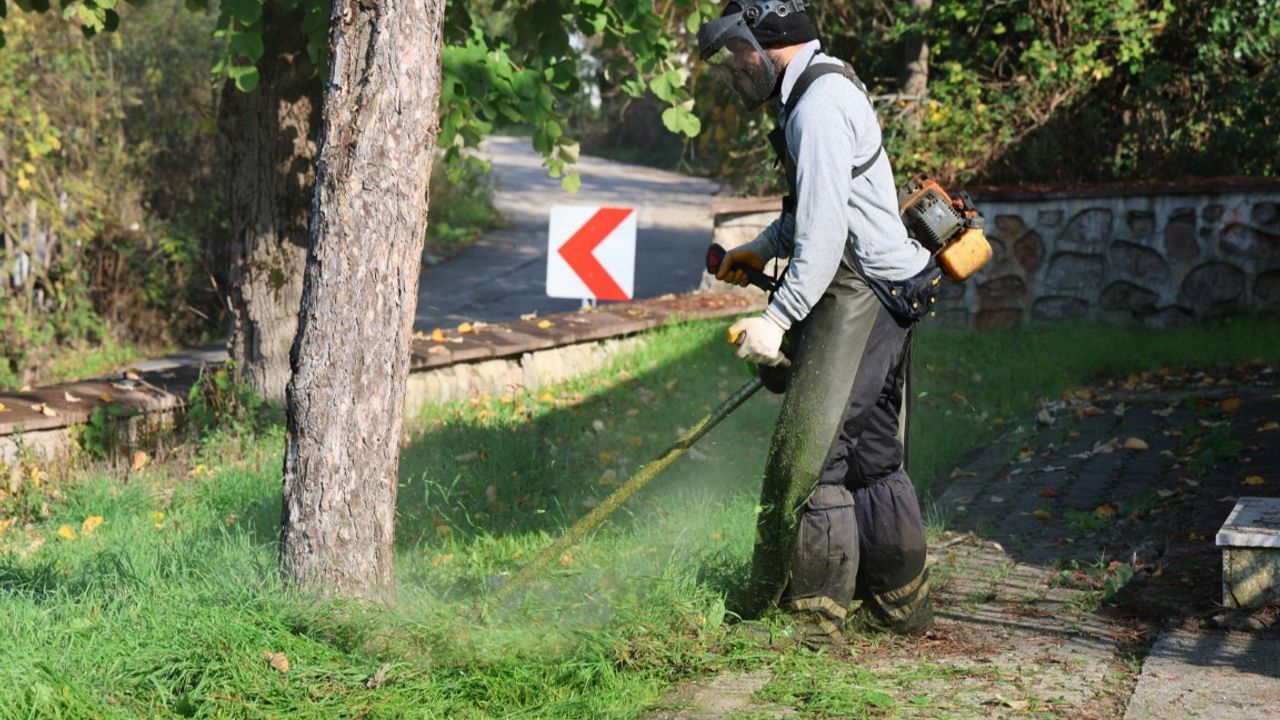Hem estetik hem güvenlik: Kartepe’de yeşil alanlara kapsamlı temizlik ve budama