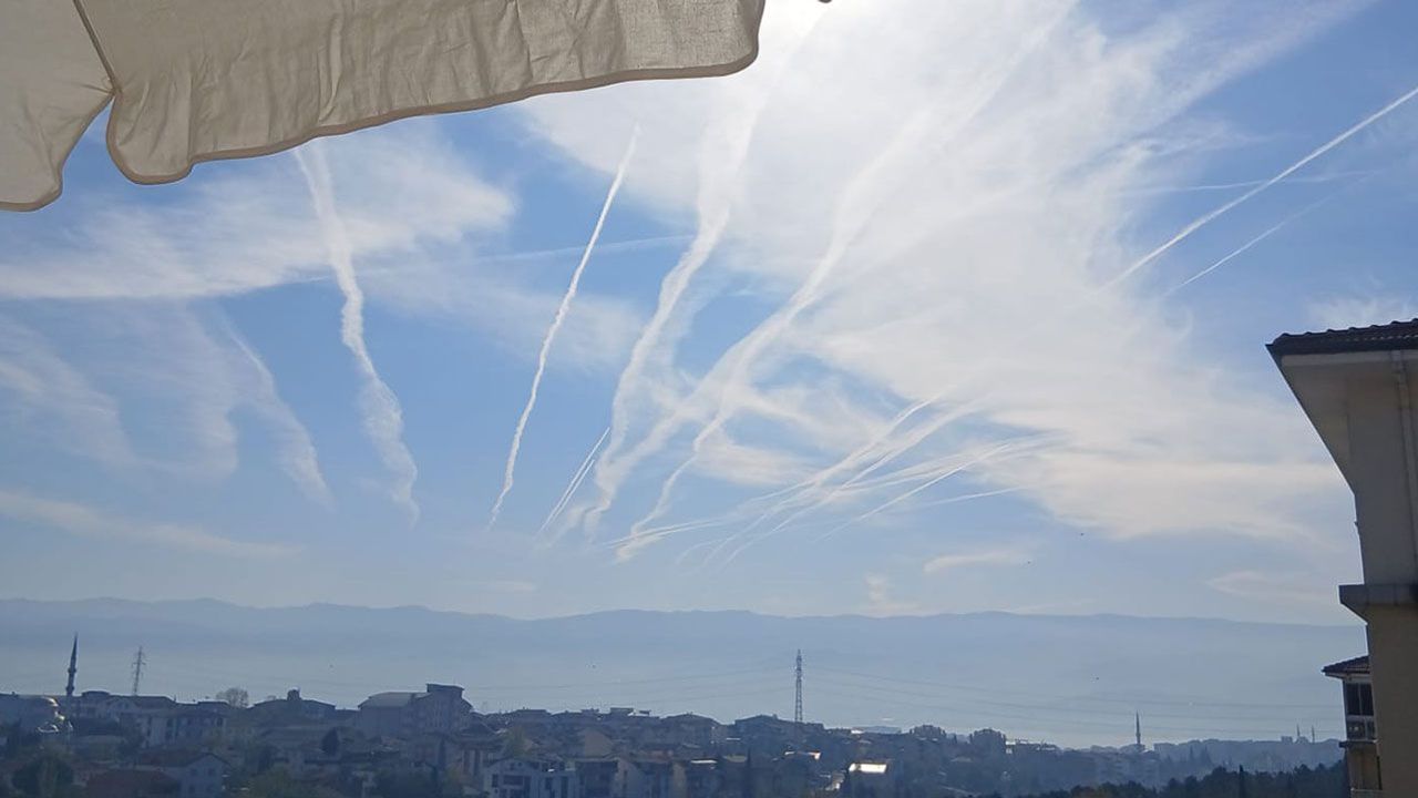 Kocaeli semalarında görülen izler tedirginlik yarattı: Uzmanlar “Doğal atmosfer olayı” diyor