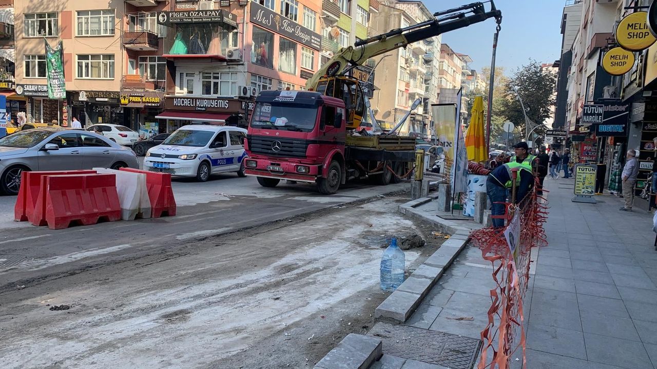 Cumhuriyet Parkı çevresinde kaldırım daraltma çalışmaları sürüyor