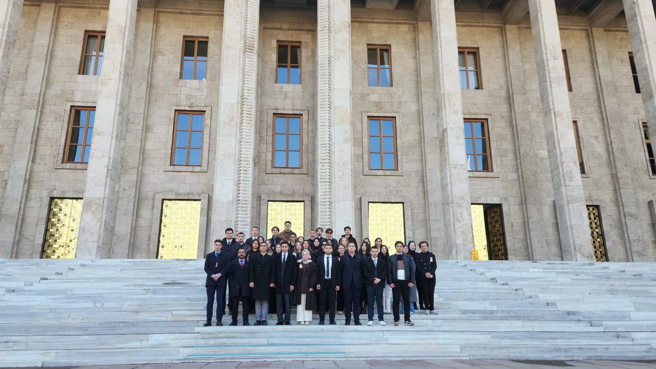 Kocaeli Üniversitesi Öğrencilerinden Ankara’da Meclis Ziyareti