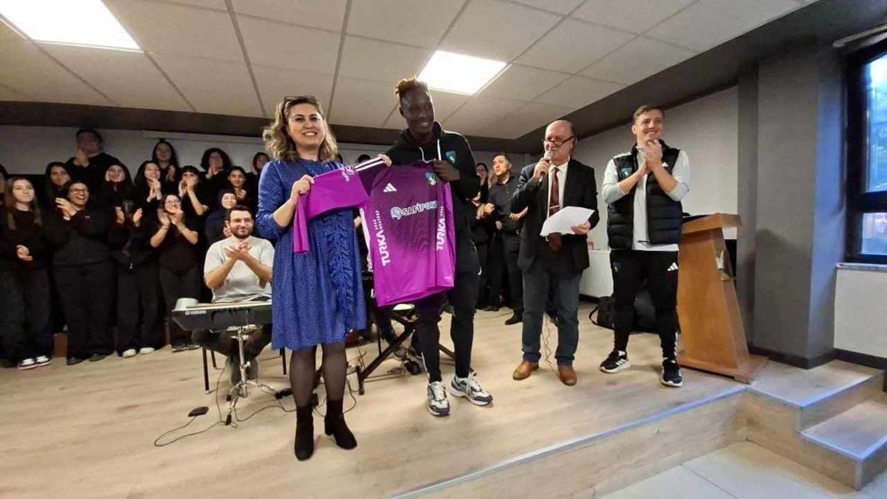 Kocaelispor’dan Unutulmaz 24 Kasım Kutlaması! Dan Agyei Sınıf Kapısını Açtı Herkes Şaşırdı