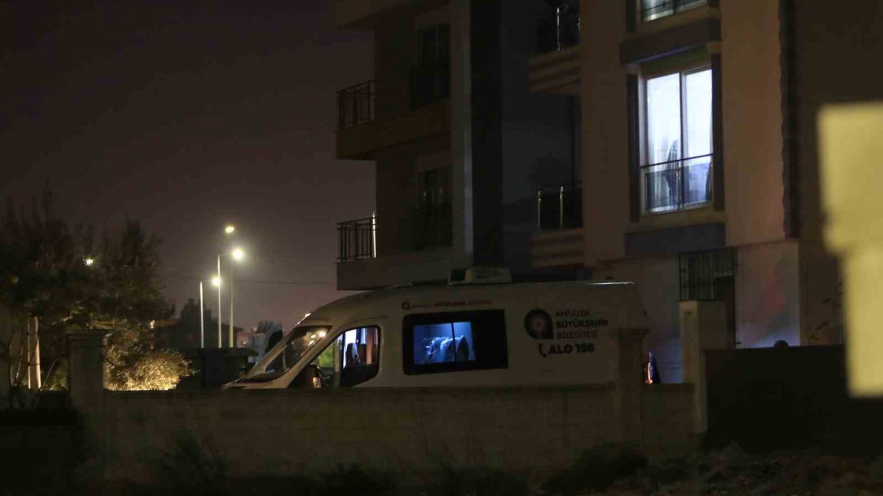 Yıllık izindeki polis memuru ailesini vurdu