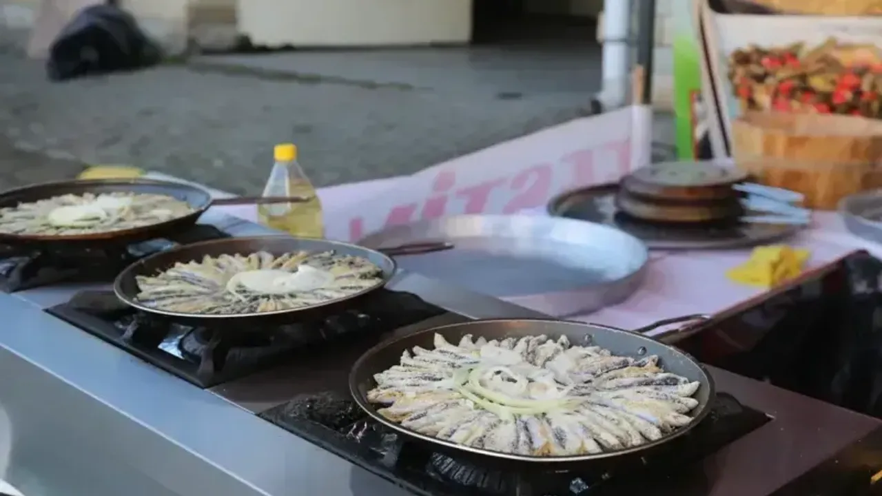 Körfez’de hamsi bereketi: Karadenizlilerden sımsıcak davet