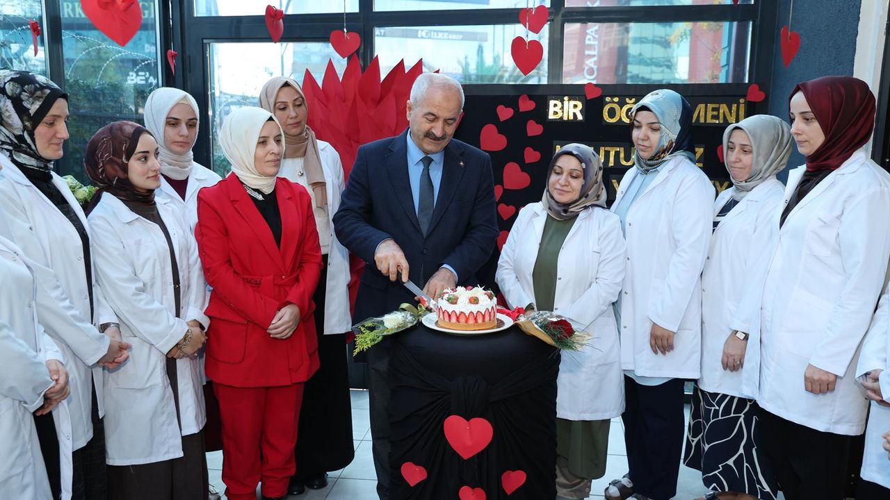 Başkan Büyükgöz, Güzide Kreş’te Öğretmenler Günü’nü Kutladı