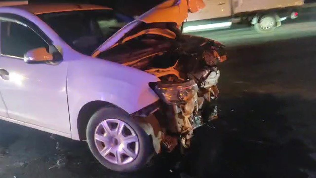 Antalya D-400 Karayolunda Kaza: 2 Otomobil Çarpıştı, 3 Kişi Yaralandı