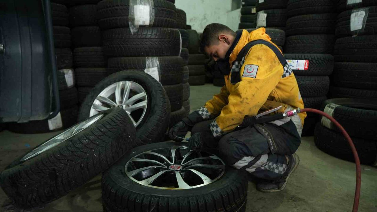 Muş’ta Film Gibi Olay: Sokak Köpeklerinden Kaçan Tavuğu Lastik Ustası Kurtardı