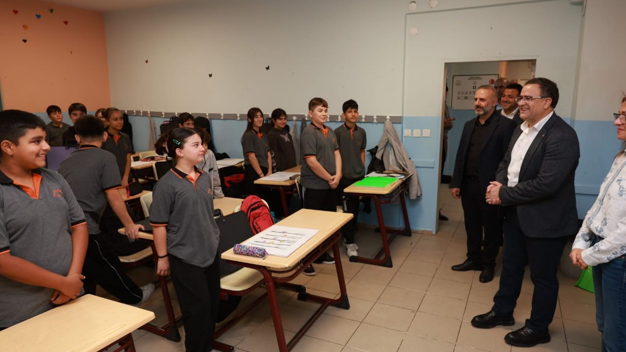 Derince Belediye Başkanı Gökçe öğrencilerle sınıflarda buluştu sorunları dinledi