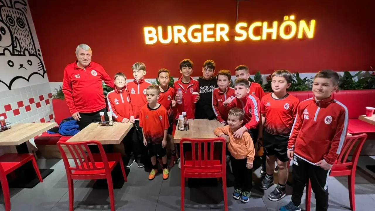 Burgerschön’den Minik Futbolculara Lezzetli Jest: Okanspor U12 Takımına Hamburger Ziyafeti