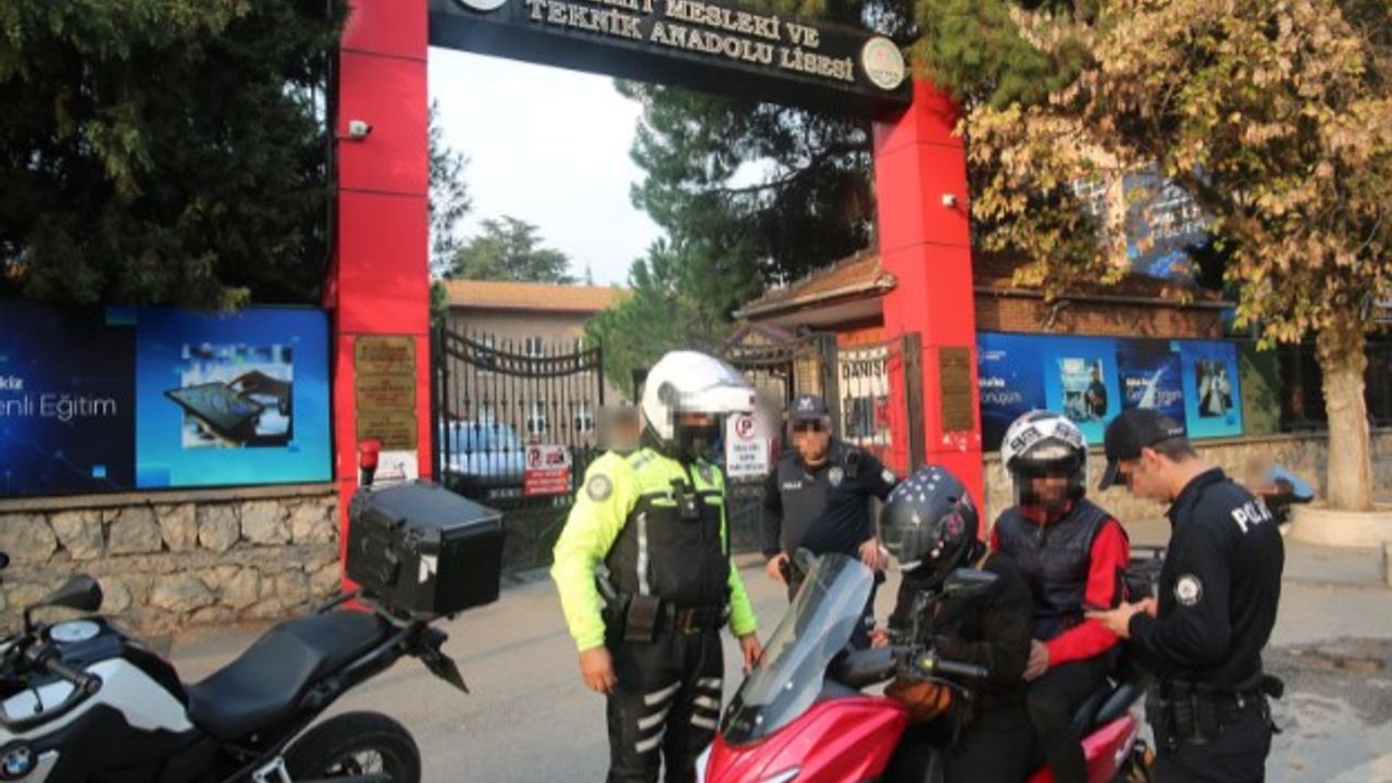 Okullar kapanmadan önce sıkı denetim: İzmit’te onlarca kişi sorgulandı