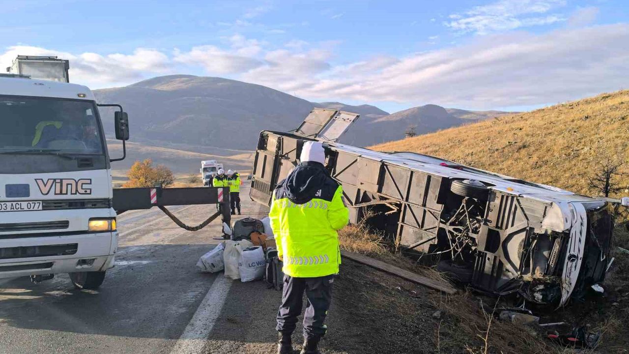 Afyonkarahisar’da yolcu otobüsü devrildi: 2 ölü, 21 yaralı