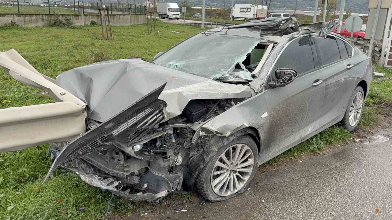 Samsun’da zincirleme kaza: Otomobil kamyonete çarpıp bariyere girdi