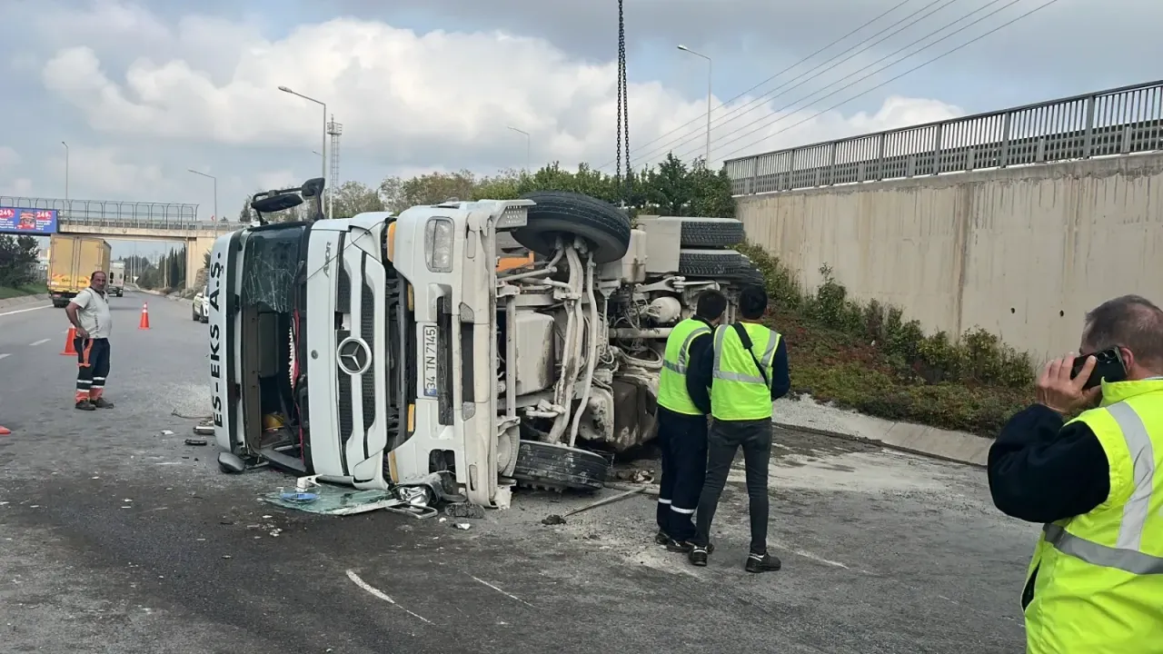 Çayırova TEM Otoyolu'nda Kamyon Devrildi: Şoför Yaralı Kurtuldu