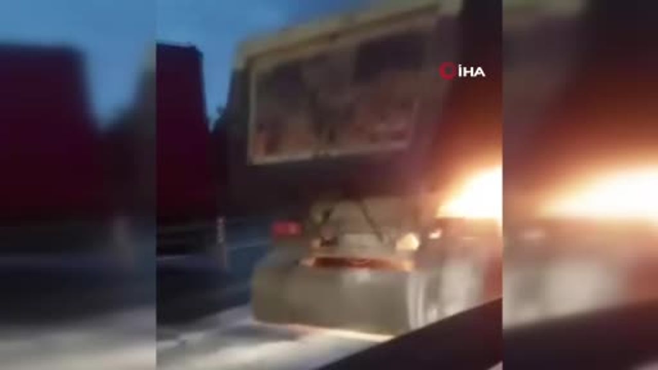 Büyükçekmece TEM Otoyolu’nda Hafriyat Kamyonu Alev Aldı