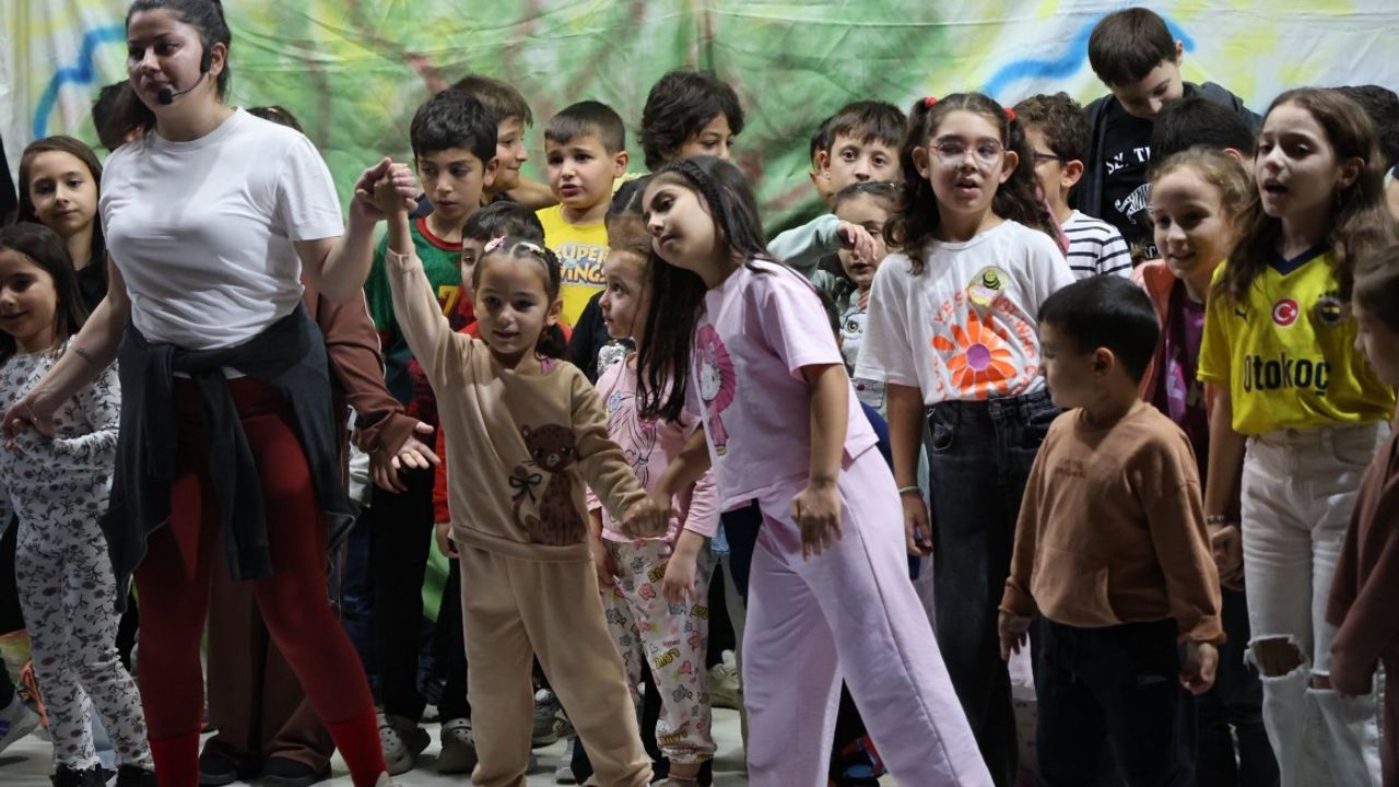 Kartepe Belediyesi’nden Sanatseverlere Tiyatro Ziyafeti