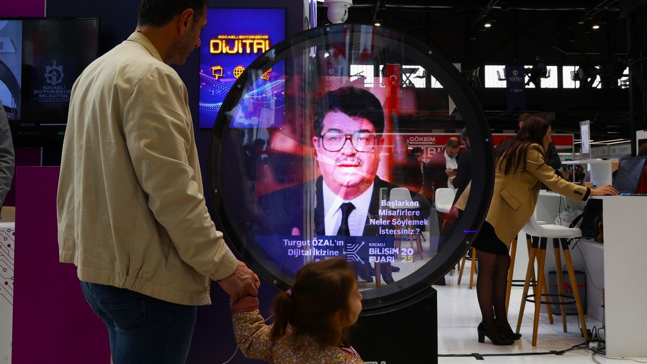Turgut Özal’ın Hologramı Kocaeli Bilişim Fuarı’nda Gelecekle Buluştu