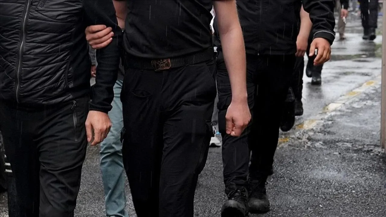 Derince’de Aranan Şahıs Yakalandı: Cinsel Taciz Suçundan Hapis Cezası Bulunan E.A. Cezaevine Teslim Edildi