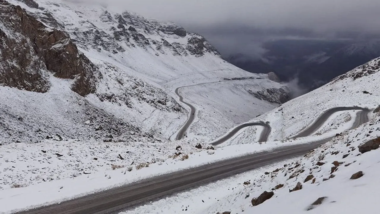 Van'da Karabet Geçidi Beyaza Büründü: Kar Kalınlığı 15 Santimetreyi Buldu