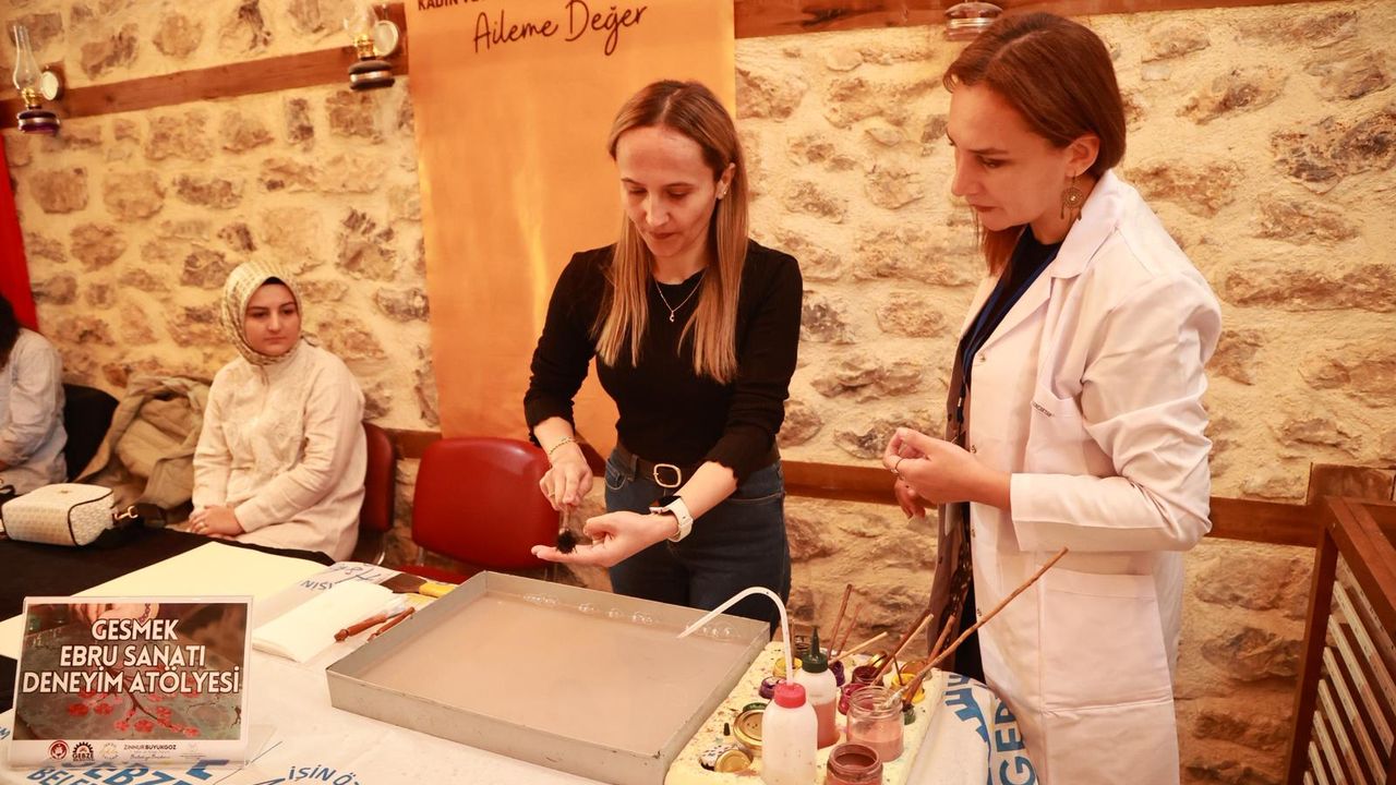 Geleneksel sanat tarihi dokuyla birleşti: Gebze’de unutulmaz ebru etkinliği