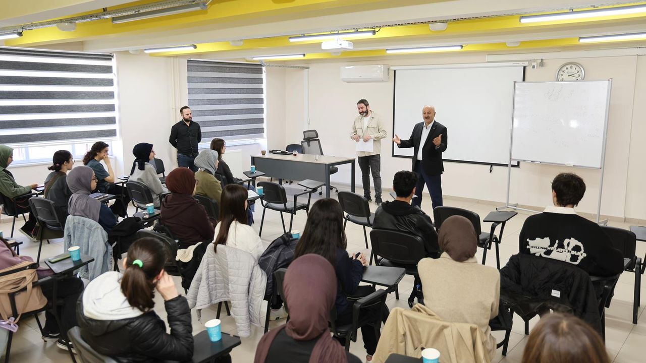 Başkan Büyükgöz gençlerle Güzide Gençlik Merkezi’nde bir araya geldi