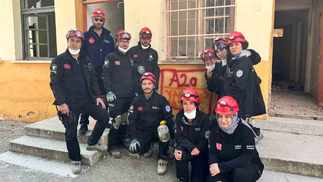 Yaşar Üniversitesi Arama Kurtarma Ekibi İzmir’de Deprem Tatbikatında Görev Aldı