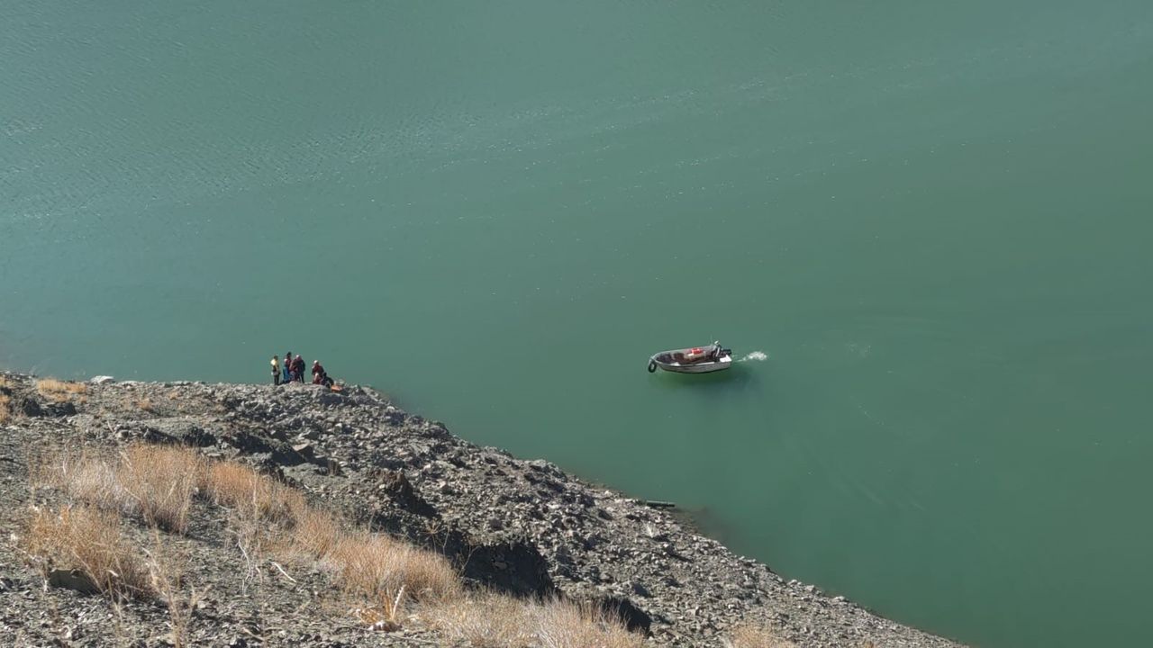 Van’da korkutan olay: Araç baraja uçtu, ekipler seferber oldu