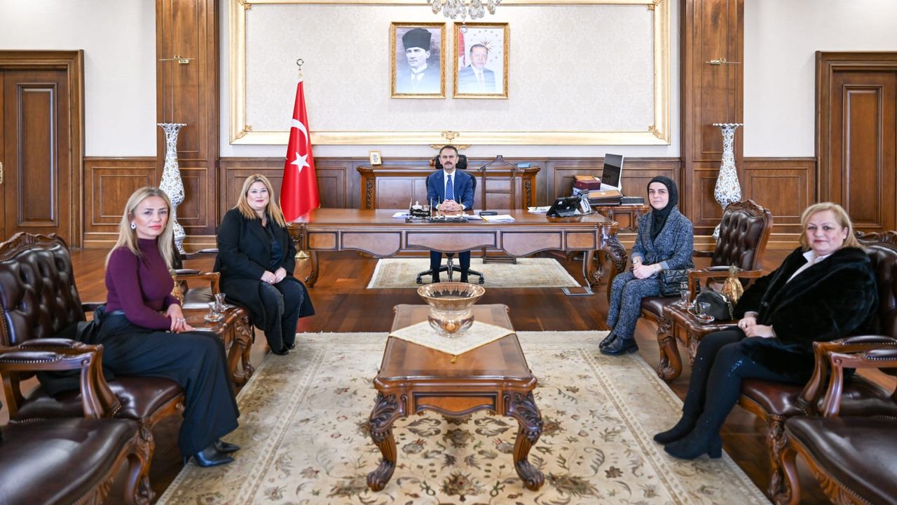 İzmit Ortaokulu Okul Aile Birliği Yönetimi, Vali İlhami Aktaş’ı Ziyaret Etti