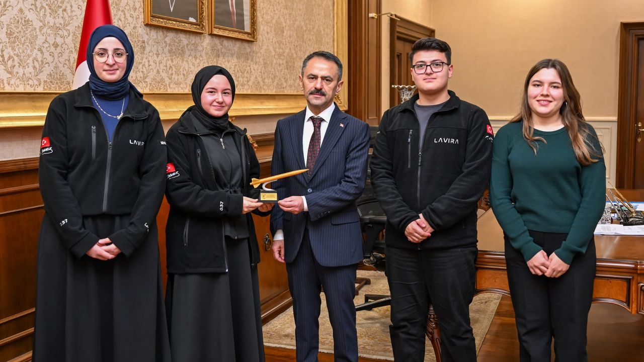 Kılavuz Lavira Roket Takımından Vali Aktaş’a Ziyaret
