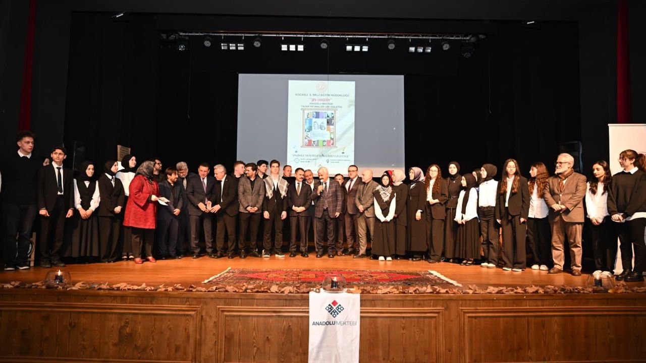 Vali İlhami Aktaş, Anadolu Mektebi Şiir Dinletisinde Öğrencilerle Buluştu