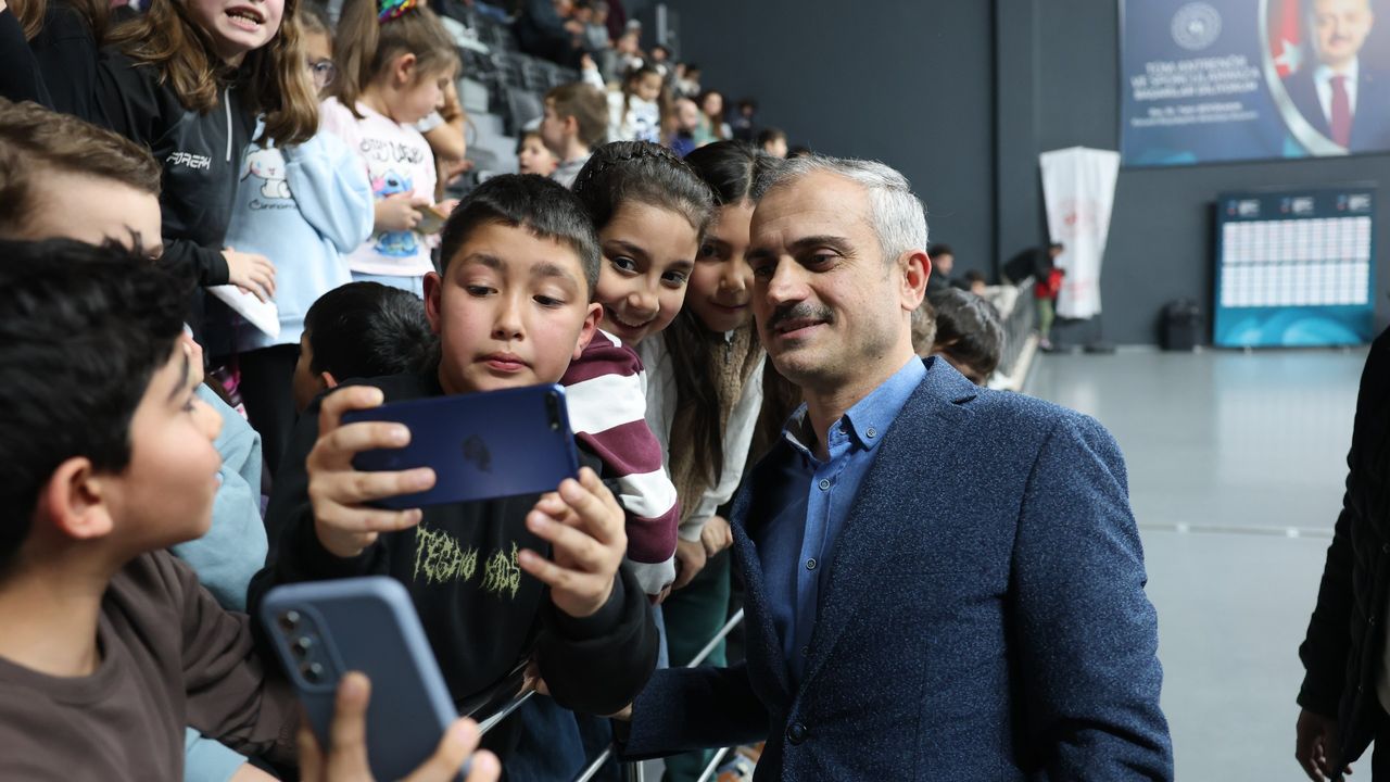 Çiftçi, basketbolsever miniklerin isteğini kırmadı