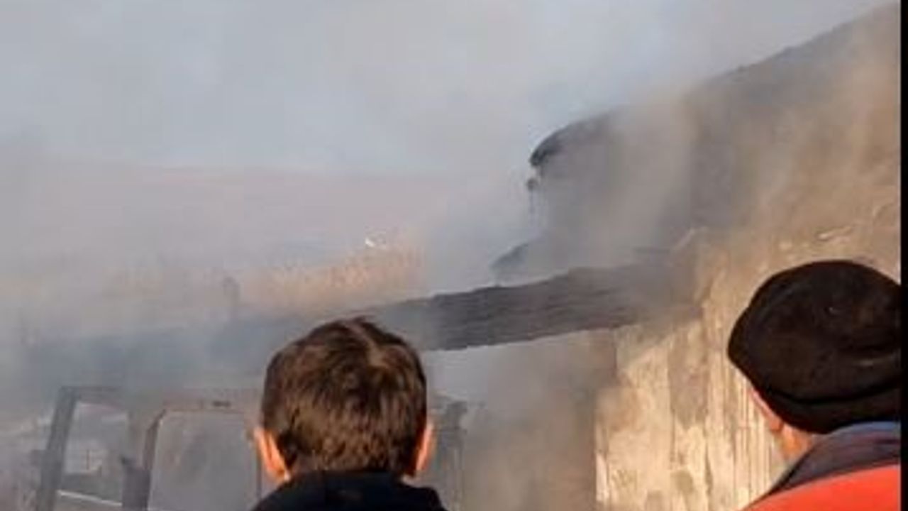 Korkutan yangın: 2 traktör ve ekipmanlar kül oldu