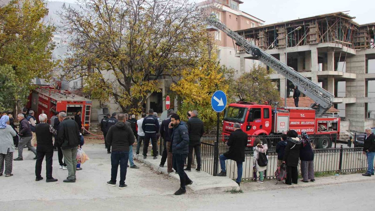 İki katlı evde yangın: Yaşlı kadın yangını ağlayarak izledi