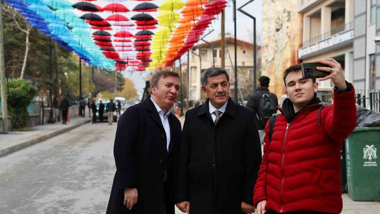 Rengârenk şemsiyelerle kaplanan sokak ilgi görüyor