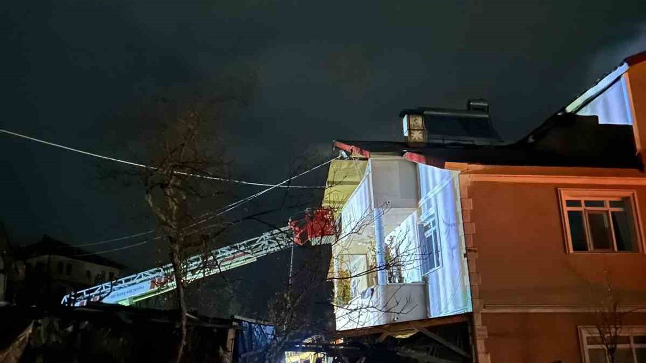 Kastamonu’da yangında bir evin çatısı kullanılamaz hale geldi
