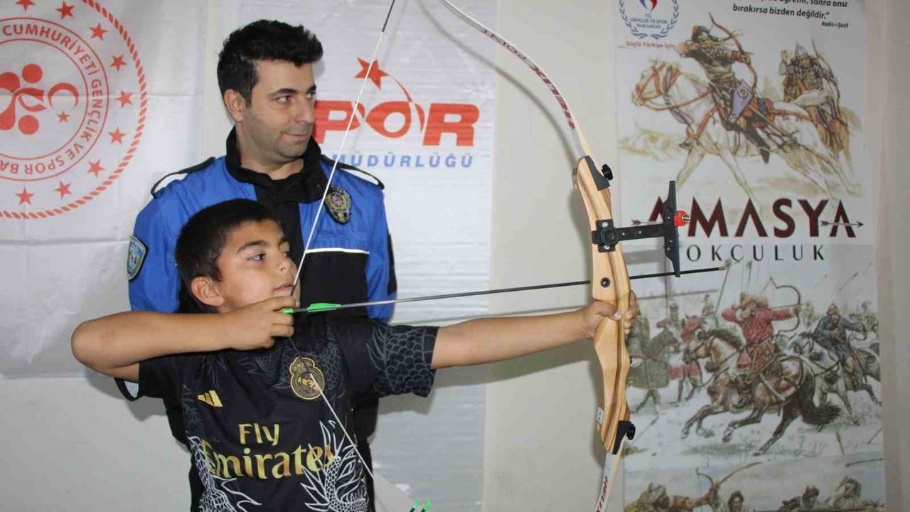 Polislerin desteğiyle okçu oldular