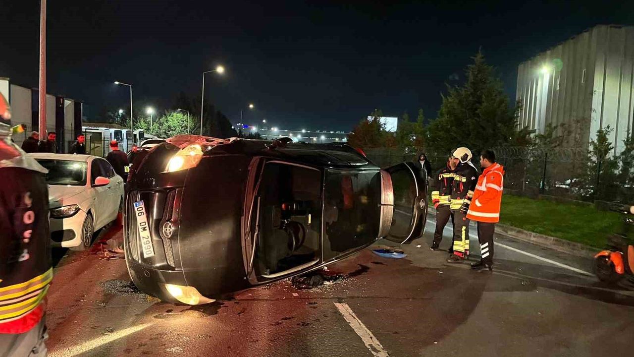 Kontrolden çıkan otomobil park halindeki araçlara çarpıp yan yattı